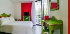 迪坡斯特兰HOTEL EL PAN NUESTRO的一间卧室设有一张床和一个带电视的窗户。