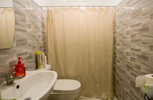 巴旺Gregorio Homes的浴室配有卫生间、盥洗盆和淋浴。