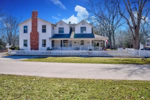 滨湖尼亚加拉Finlay House Bed and Breakfast Niagara - on - the - Lake的前面有白色围栏的白色房子