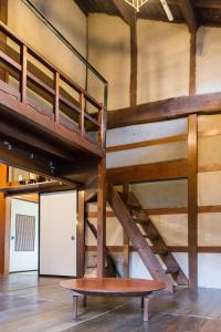 佐渡市carafuru Japanese Old House的一张高架床,在房间内配有长凳