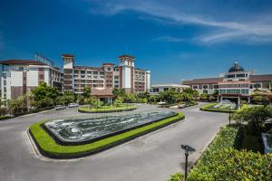 曼那Summit Windmill Golf Suite Hotel at Suvarnabhumi的城市中心一条有喷泉的街道