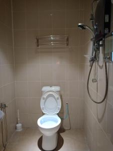 瓜拉雪兰戈AZURE SKY HOMESTAY KUALA SELANGOR的带淋浴和卫生间的浴室。