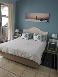 乌姆德洛蒂21 Camarque的蓝色卧室配有带白色床单和枕头的床