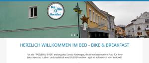 TraismauerBed Bike & Breakfast的建筑的广告,上面有钟