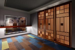 大阪MYSTAYS 堂岛精品酒店的一间设有一对木门的房间
