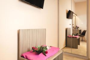 拉加纳斯Pavlos studios的配有粉红色桌子和镜子的房间