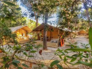 卡斯蒂里昂纳·德拉佩马雷玛圣苏西露营酒店的树林中的一座房子