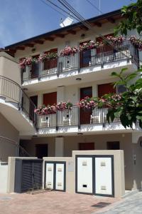 拉蒂萨纳Hotel Ristorante Cigno的一座建筑,设有几扇窗户和鲜花阳台