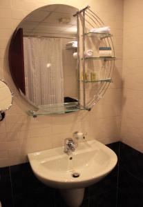 贝鲁特大都会酒店的浴室设有白色水槽和镜子