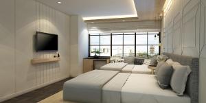 曼谷Tori Prestige Bangkok Hotel的一间卧室配有两张床和一台平面电视