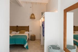 休达德亚roques的一间卧室配有一张床和镜子