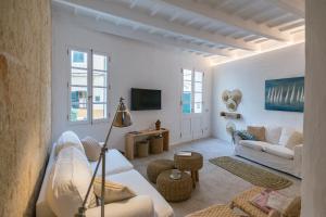 休达德亚roques的客厅配有白色家具和电视