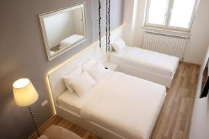 第比利斯Superior Apartments的小房间设有两张床和镜子