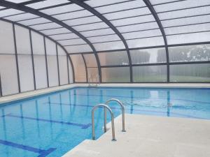 桑托托梅德尔普埃尔托米拉西耶拉酒店的一个带玻璃天花板的大型游泳池