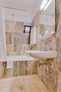 阿尔布费拉海景酒店的一间带水槽和镜子的浴室