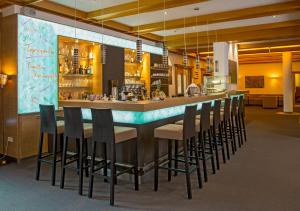 蒂蒂湖-新城BRUGGER' S Hotelpark Am Titisee的餐馆里一排凳子的酒吧