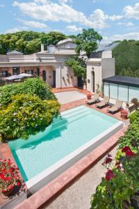圣伊西德罗德尔卡斯科酒店的房屋前游泳池的顶部景色