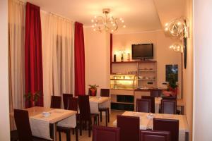 塞拉圣布鲁诺孔蒂鲁杰罗酒店的一间带桌椅和电视的餐厅