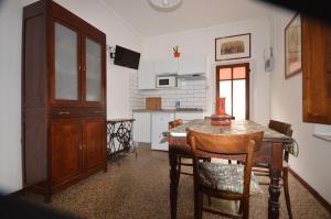 Molino del PalloneIl cedro的厨房配有桌椅、桌子和橱柜。
