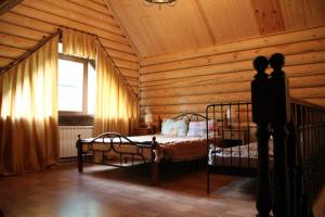 SimanikhaVelikoe Ozero - Valday的小木屋内一间卧室,配有一张床