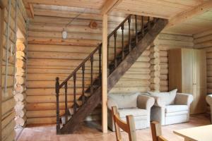 SimanikhaVelikoe Ozero - Valday的木房子的楼梯,配有两把椅子和一张沙发