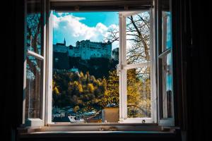 萨尔茨堡爱普斯通公寓的享有城堡景致的开放式窗户