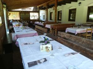 费拉迪普利米罗Agritur le Vale的用餐室配有带白色桌布的桌子