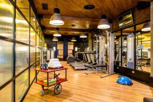 马德里只有你阿托查酒店 的一个带桌子和数台跑步机的健身房