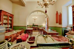 马萨尔福恩玛丽亚吉奥瓦纳旅馆的一间带桌子的房间和一间用餐室