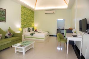 北碧暹罗河塔巴提姆克崴度假酒店的客厅配有床、沙发和桌子