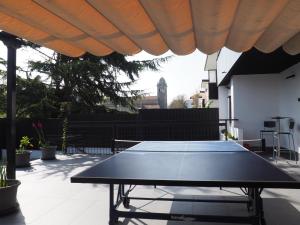 卢安科Hostel Once Nudos的天井顶部的乒乓球桌