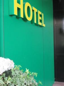 格恩斯巴赫施塔特格贝克酒店的绿色墙边的酒店标志