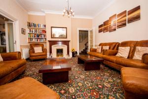尚克林Hambledon Hotel的客厅配有棕色家具和壁炉