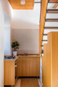 切拉诺LaVistaDeiSogni Palmarette的一间带木制橱柜和楼梯的厨房
