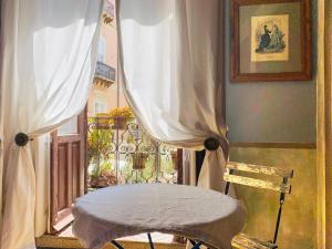 锡拉库扎萨洛托玛丽亚皮娅旅馆的窗帘窗前的椅子
