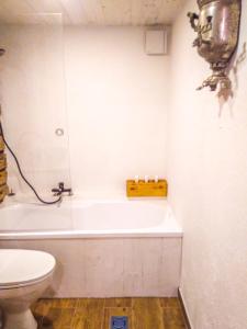 VarnjaMesi Tare Guesthouse的带浴缸、卫生间和盥洗盆的浴室