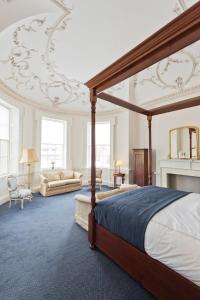 都柏林Henrietta Suites City Centre的一间带天蓬床的卧室和一间客厅