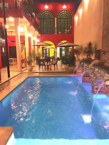 Hotel Mejorada Merida内部或周边的泳池