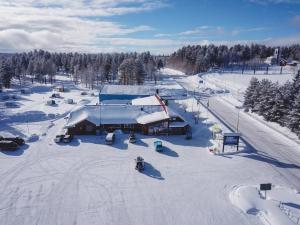 ÅsarneÅsarna Skicenter的雪中滑雪小屋的空中景致