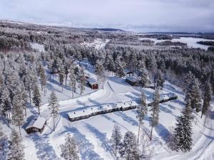 ÅsarneÅsarna Skicenter的雪中火车站的空中景观