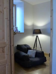 VicdessosGite de l'Amistat的客厅配有椅子和灯