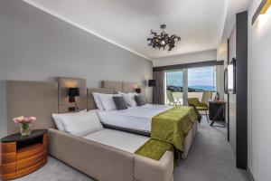 茨里克韦尼察奥莫瑞卡酒店的一间卧室配有一张大床和一张沙发