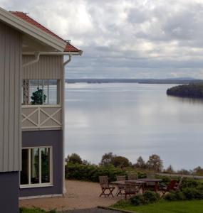AlsenWångens Wärdshus的湖景度假屋