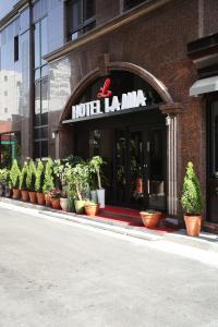 大田Residence Hotel Lamia的在酒店羊驼前面的一排盆盆植物