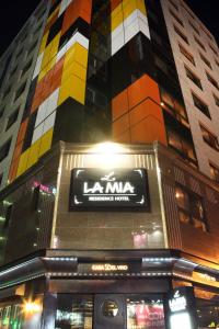 大田Residence Hotel Lamia的建筑的侧面有标志