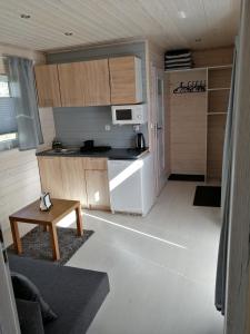 格但斯克Apartament Antonio 1 Gdańsk的小厨房配有白色冰箱和桌子