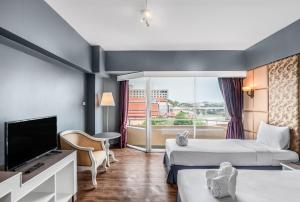 大城大城滨江大酒店的酒店客房设有两张床和一台平面电视。