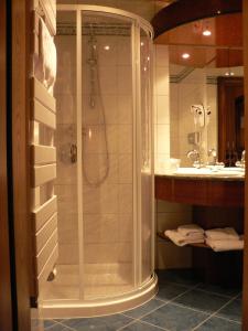 米特尔维米特维尔酒店的带淋浴和盥洗盆的浴室