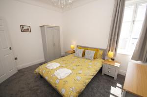 绍斯波特Grade 2 Listed Apartment, Southport Promenade的一间卧室配有带毛巾的床