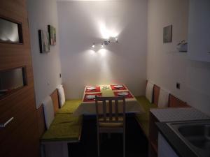 坎波图雷斯Hörtmairhof的小型用餐室配有桌椅